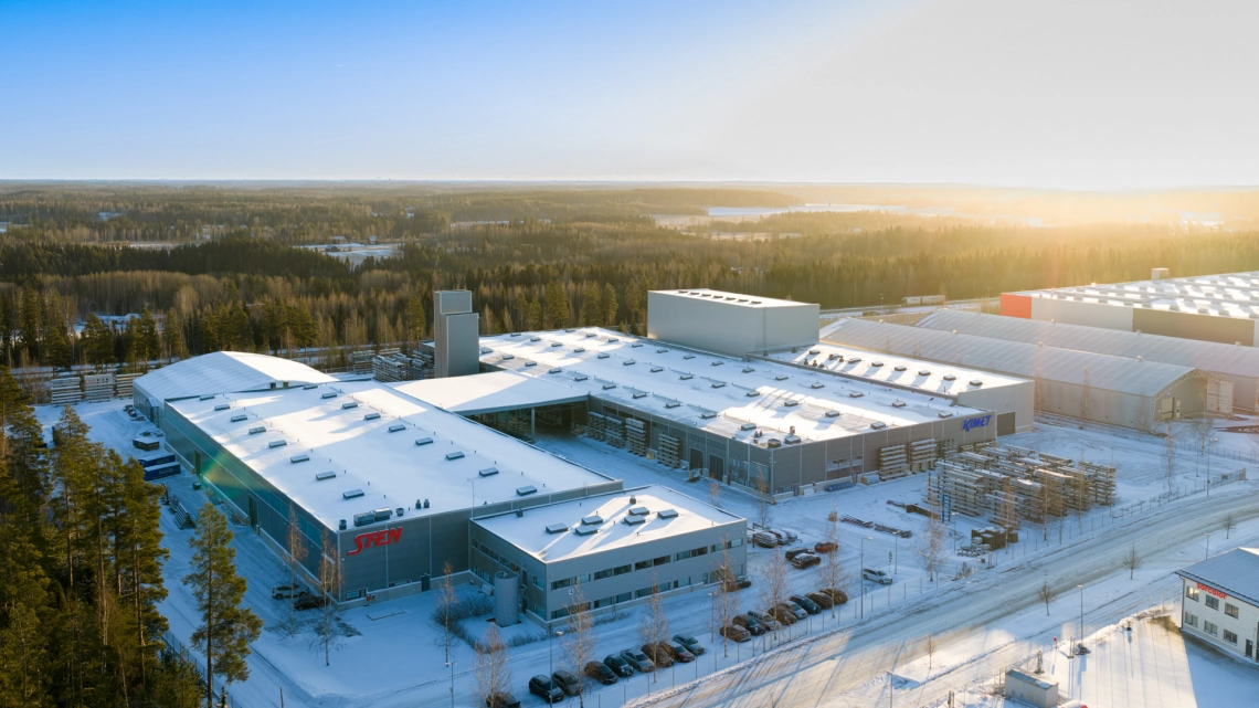 Toolox®-teräksiä varastossa, esikarkaistut Toolox® 33, 44 ja 46 teollisuuden vaativiin käyttökohteisiin.