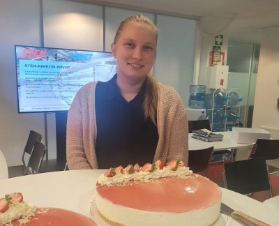 Katriina Saarnio työskentelee Stén & Co Oy Ab:n toimistolla harjoittelunsa aikana.