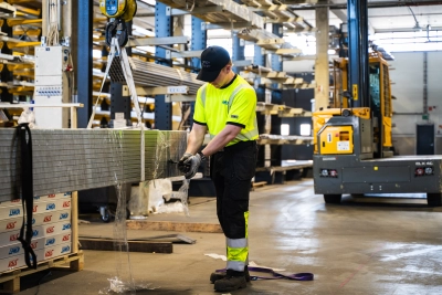 Kimetin automaattivarasto ja laajeneva valikoima ruostumattomia teräksiä ja alumiineja.