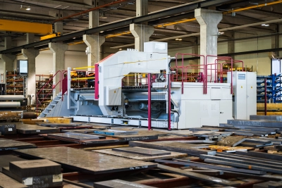 Avainasiakaspäällikkö Joel Kallio esittelee Toolox®-teräksiä Stén Teräksen varastossa.