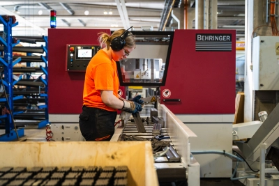 Kuva teräsmateriaalien lajittelusta ja käsittelystä, joka havainnollistaa Stén-konsernin toimintatapoja hukan vähentämiseksi ja materiaalien kierrättämiseksi.