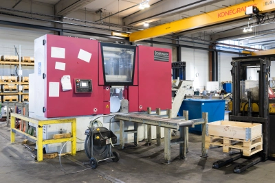 Stén-konsernin tehokas Behringer-saha käytössä Nurmijärven teräspalvelukeskuksessa – tarkkaa sahausta asiakkaan mittojen mukaan.