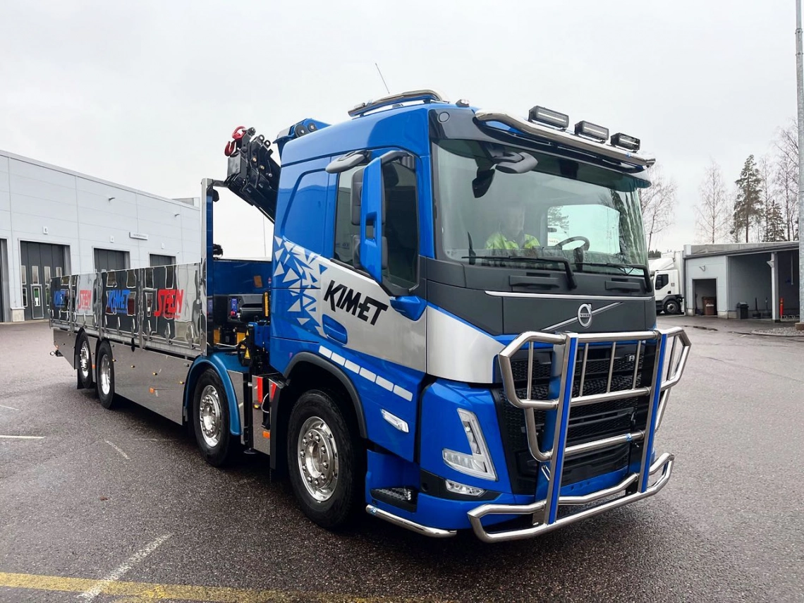 Stén-konsernin kuorma-auto lastaamassa terästuotteita Nurmijärven varastolla.