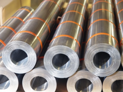 Pehmolyijylevyrullat varastossa – sertifioitua eurooppalaista lyijyä säteilysuojaukseen, äänieristykseen ja painoratkaisuihin, toimitus Sten Teräksen Nurmijärven varastosta.